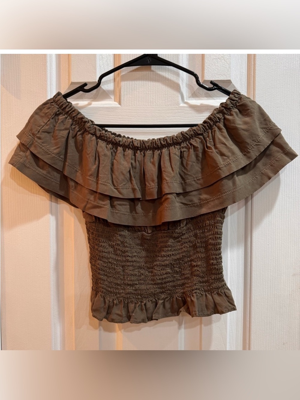 GUESS Off the Shoulder Smocked Ruffled Blouse Brown Medium - Picture 3 of 4